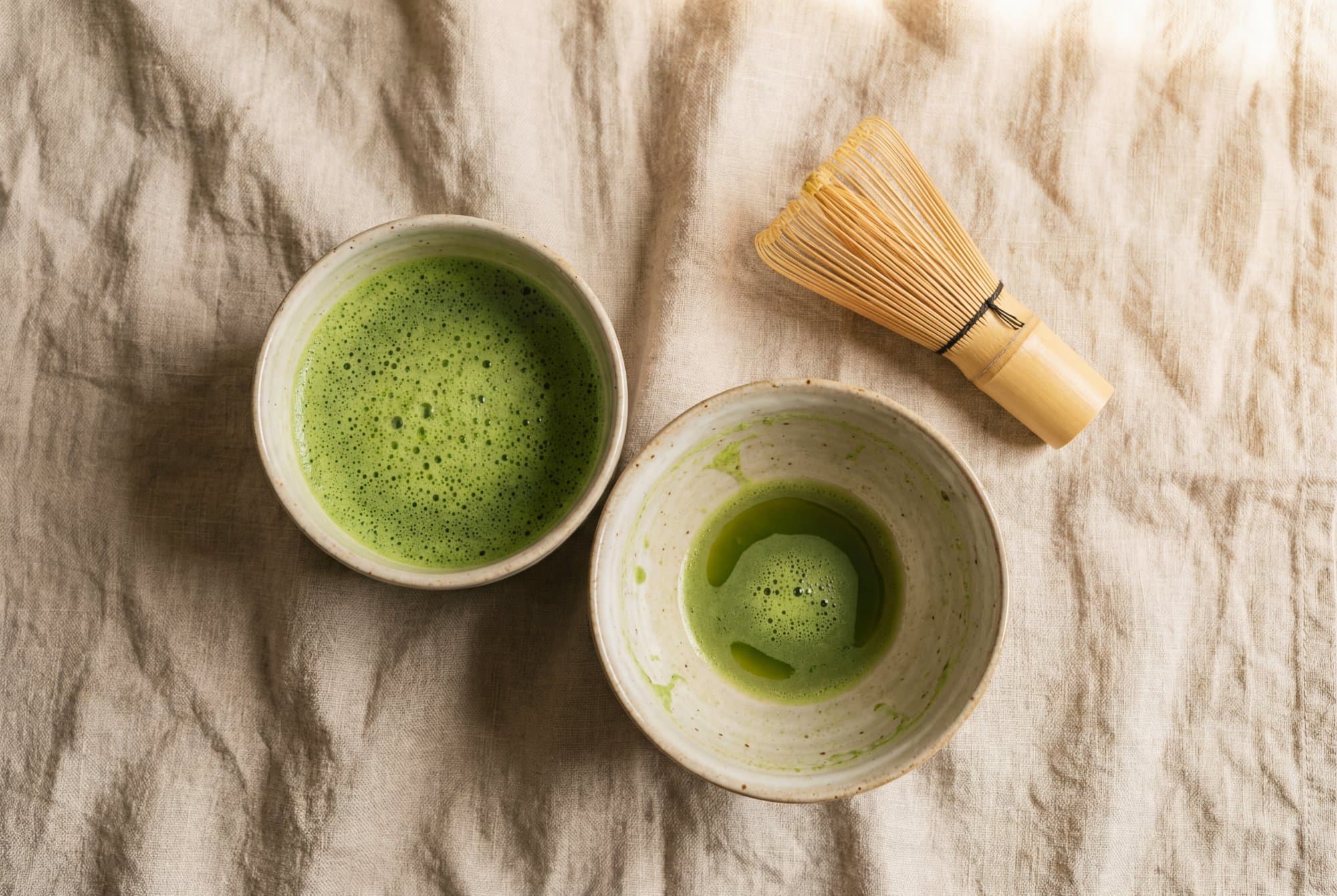 Hoeveel matcha per dag - drie koppen matcha thee op een rij