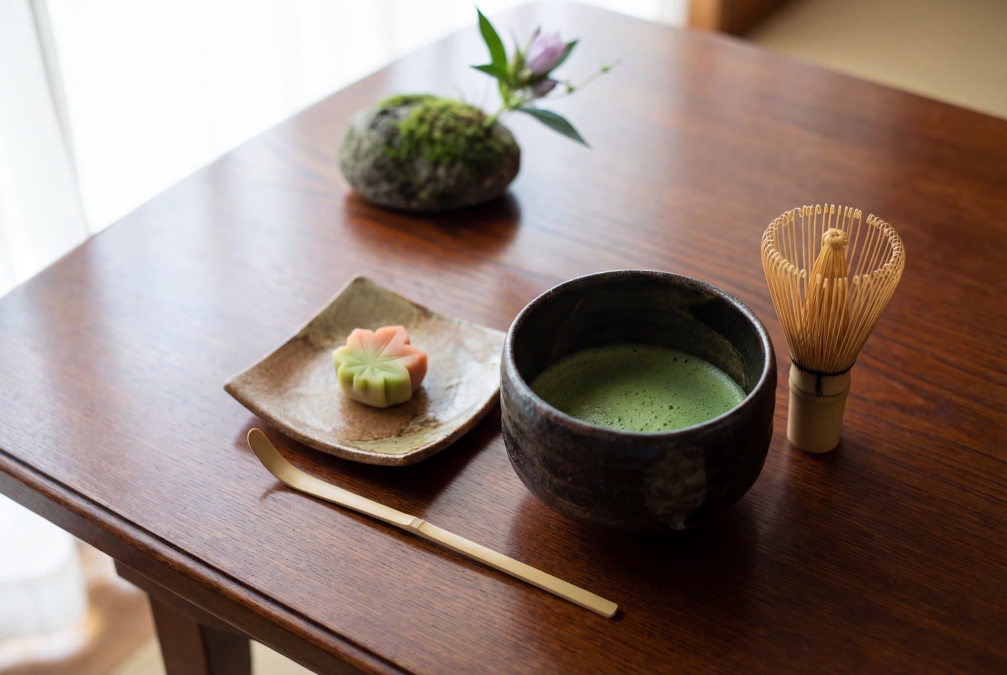 Japanse theeceremonie - traditionele matcha bereiding met chasen en chawan