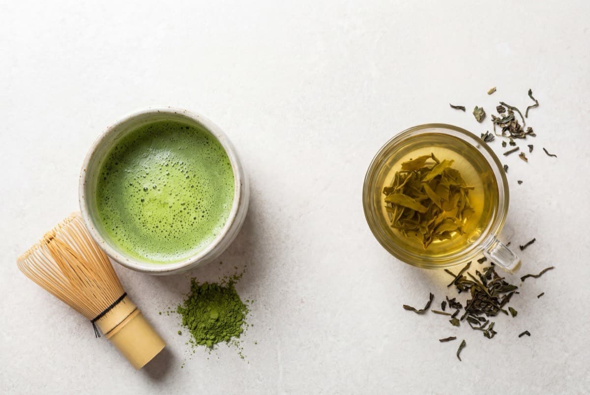 Matcha vs groene thee verschil - matcha poeder naast losse theebladeren